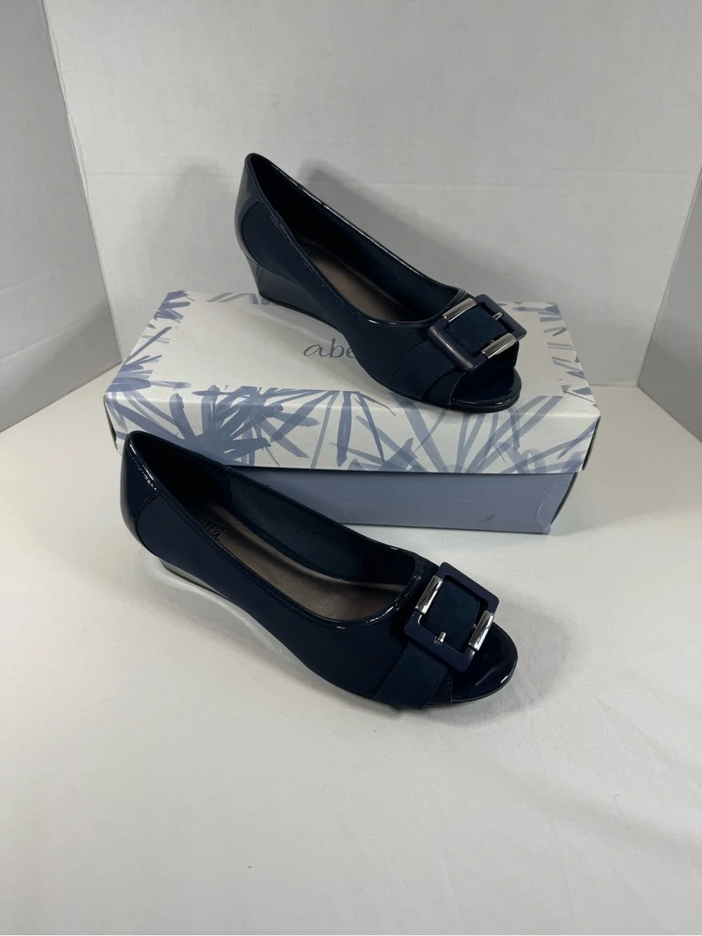 Abella Berri Navy Blue Wedge Peep Toe Heels Size 8.5 New In Box Patent Trim Pump